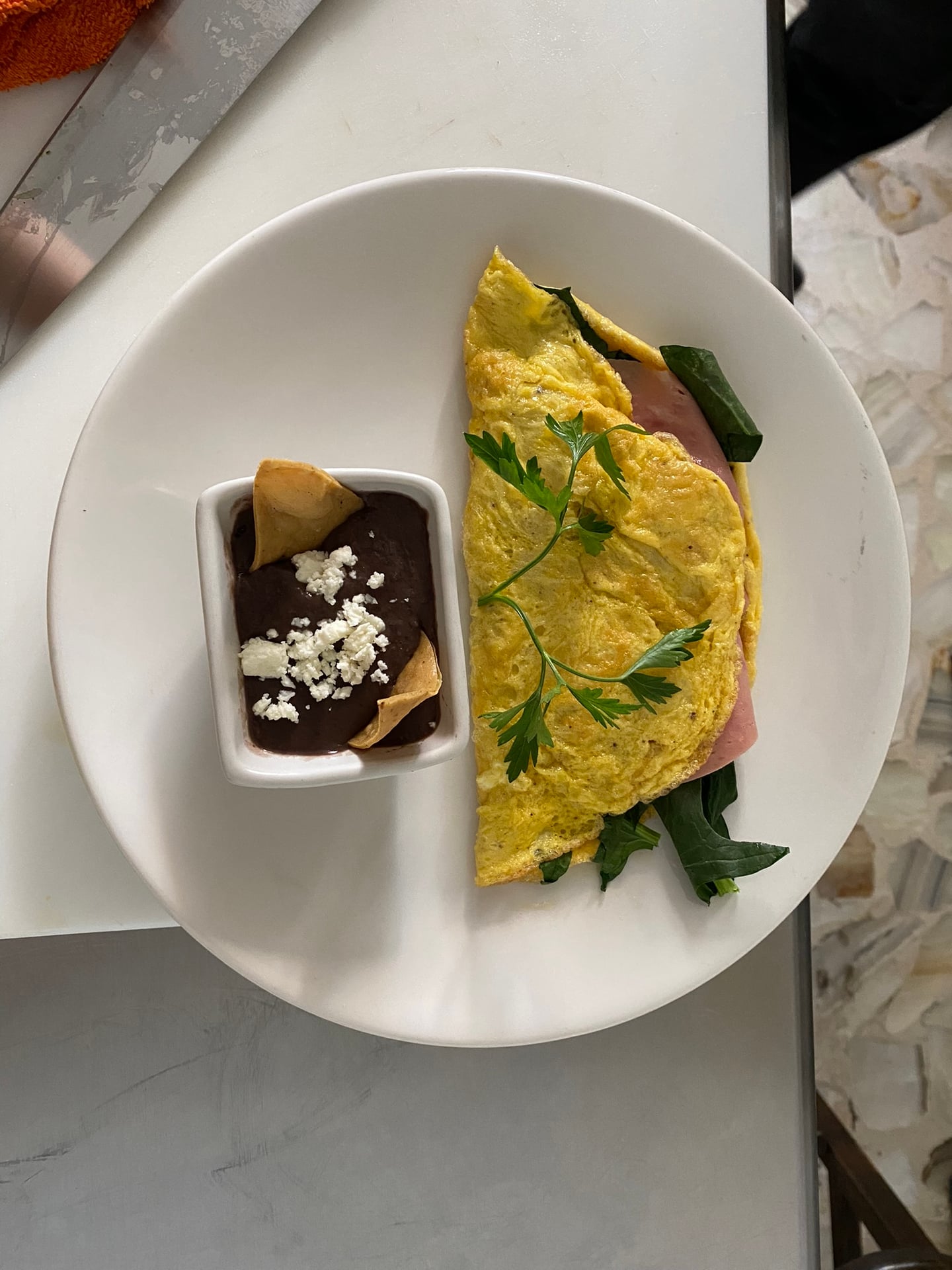 Desayuno mexicano auténtico con huevos y tortillas