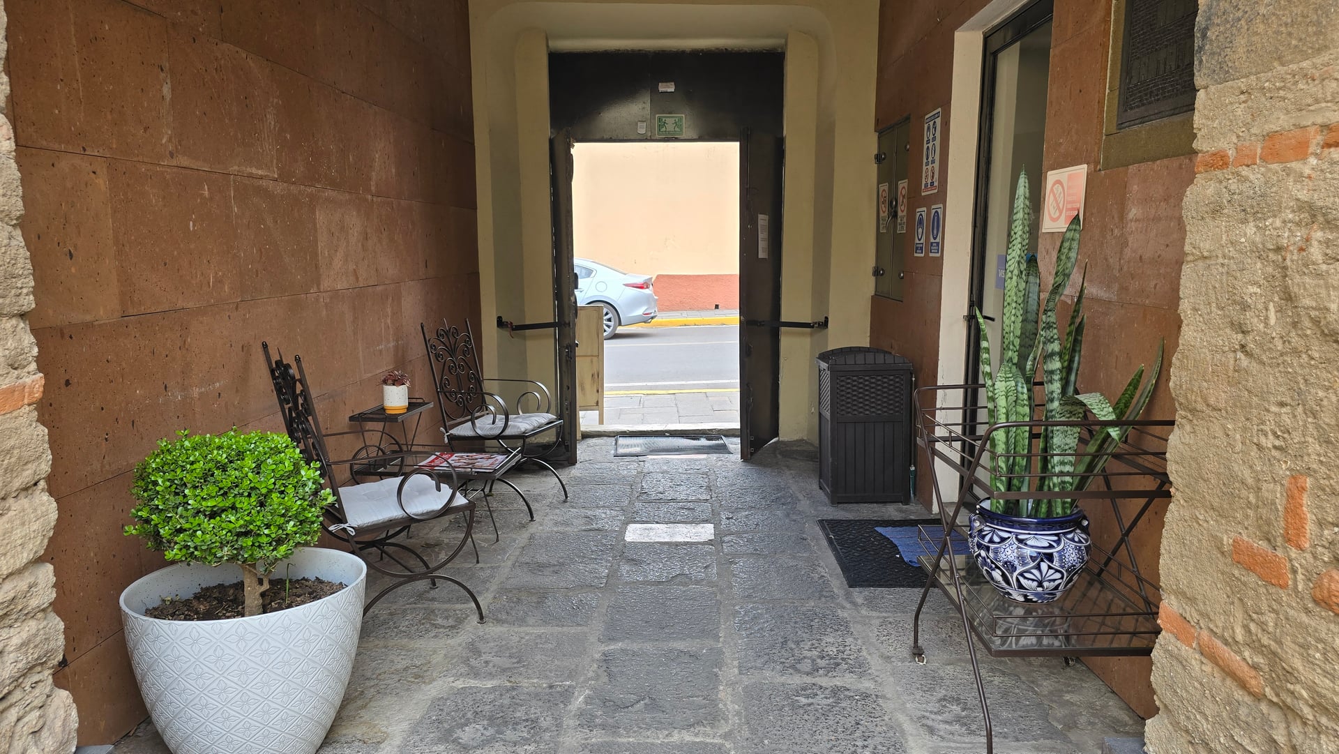 Terraza y jardín del Mesón Santa Rosa